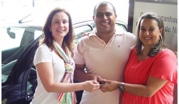 Plaza Itu entrega carro da promoção de Natal ao ganhador