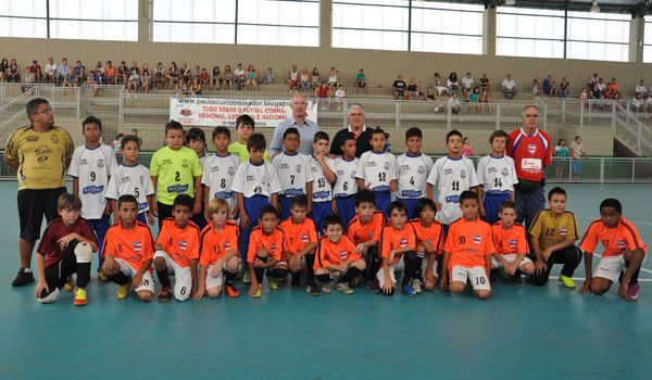 Amistosos de futsal reúnem crianças e adolescentes em Itu  