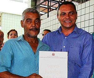 Moradores do bairro Cidade Nova recebem 123 títulos de propriedade