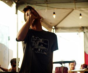 Jovens trocam a folia das ruas para curtir o Grito Rock