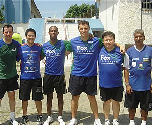 Atletas ituanos disputam torneio de tênis de mesa no Guarujá