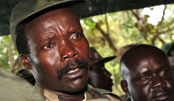 Kony 2012: ajude a fazer de um criminoso uma personalidade famosa!