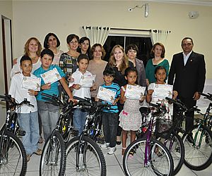 Rotary premia alunos por bom desempenho 