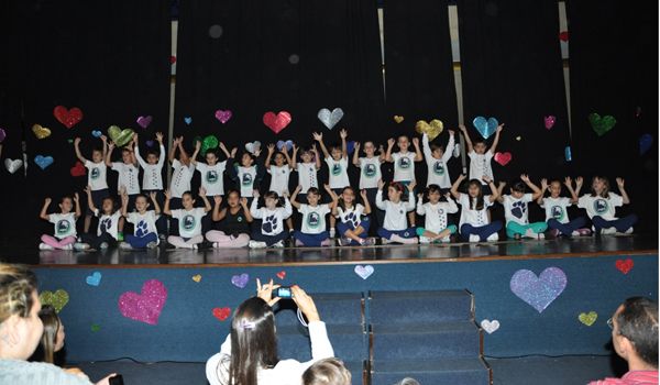 Colégio Anglo realiza festa de Dia das Mães