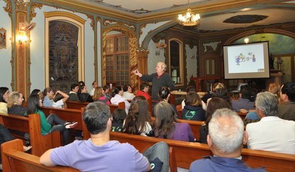 Pierluigi Piazzi visita Anglo e palestra sobre forma correta de estudo