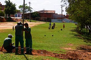 Campo de futebol recebe alambrado no Jardim União