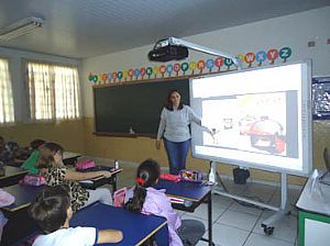 Professores recebem treinamento para aprimorar uso das lousas digitais