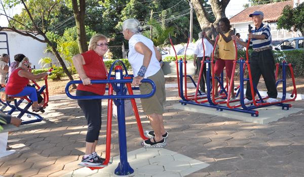 Academia ao ar livre é entregue no Bairro Liberdade