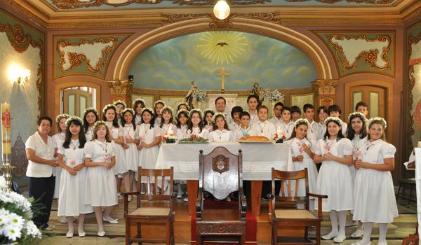 Cerimônia celebra Primeira Comunhão de alunos do Colégio Anglo