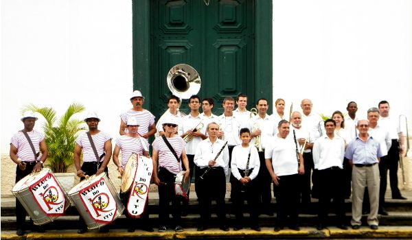 Banda do Carmo e Bloco do R se apresentam na Praça da Matriz