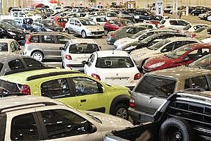 Segmento de veículos provoca recuo de 2,0% na atividade do comércio 