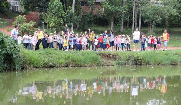 Alunos da Escola Vagalume comemoram o encerramento do ano no camping