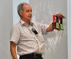 Com truques de mágica, médico encanta público em palestra