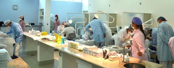 Dez cirurgiões dentistas europeus visitam Itu para aprimorar técnicas