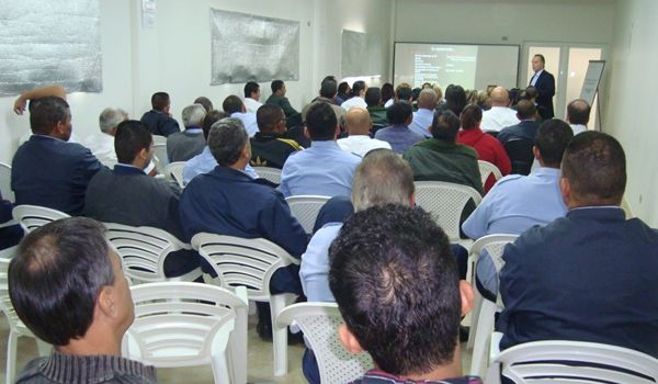 Profissionais de transporte recebem palestra de gentileza no trânsito
