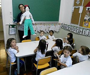 Professoras e alunos do Colégio Lumen confeccionam boneca