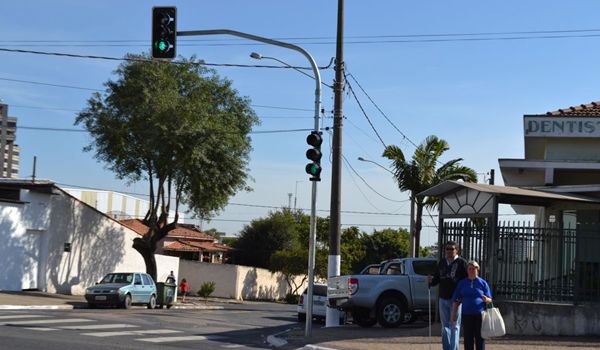 Avenida principal do bairro Rancho Grande ganha semáforos