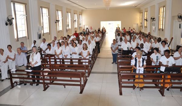 Grupo da Melhor Idade participa do Terço do Dia das Mães