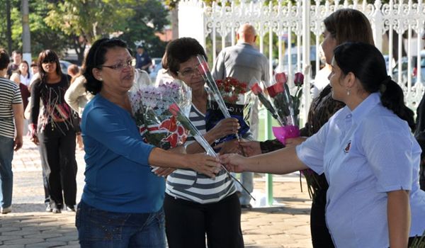 Cemitério municipal recebe milhares de pessoas no Dia das Mães