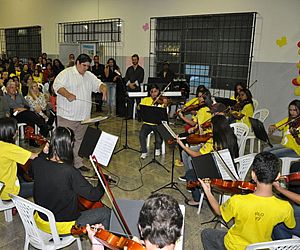 Alunos do Projeto Guri fazem homenagem ao Dia das Mães