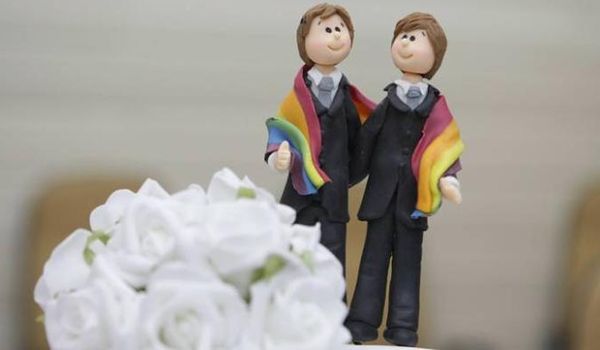 Cartórios são obrigados a celebrar casamento homossexual