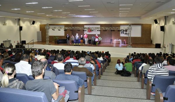 Alunos do EJA prestigiam peça teatral "O Sequestro da Sogra