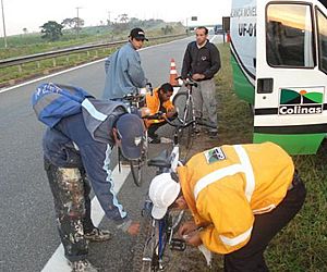 Concessionária distribui faixas refletivas para ciclista em Indaiatuba