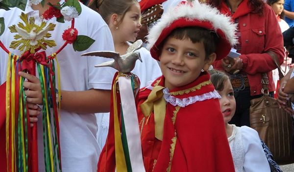 Fé e tradição: Desfile do Divino reúne milhares de pessoas em Itu