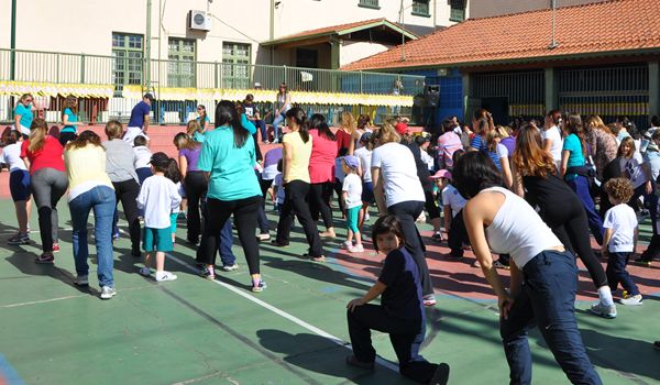 Mães recebem homenagem no Colégio Anglo
