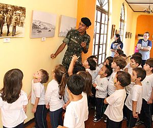 Alunos da Escola Vagalume visitam Quartel de Itu