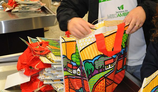 Prefeitura promove distribuição de sacolas ecológicas em supermercado