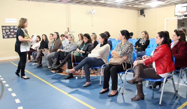 Colégio Lumen proporciona bate-papo entre pais e psicóloga