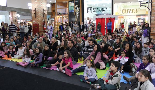 Teatro infantil reúne mais de 300 pessoas no Plaza Shopping Itu