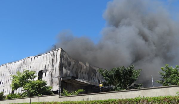Grande incêndio atinge fábrica de bebedouros em Itu