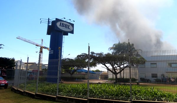 Após incêndio, fábrica de bebedouros convoca reunião com funcionários
