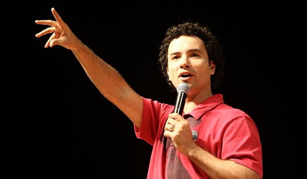 Marco Luque apresenta stand up "Tamo Junto!