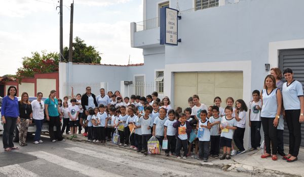 Alunos do Colégio Anglo entregam livros para a Creche Lar André Luiz 