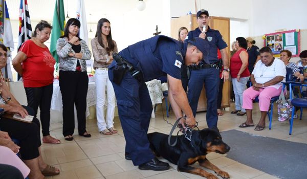 Melhor Idade assiste apresentação do Canil Municipal 