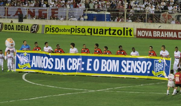 São Paulo vence o Flamengo por 2 a 0 em jogo marcado por protesto