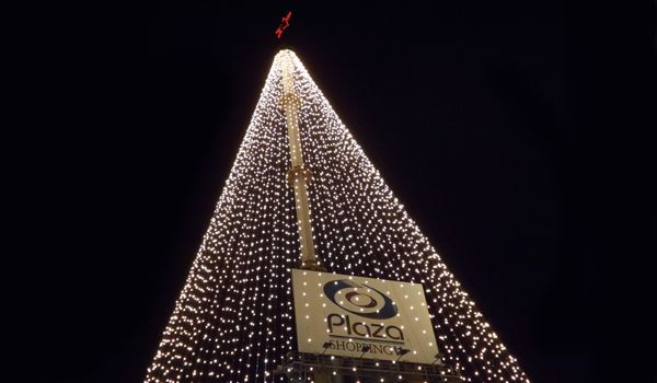 Árvore gigante é acesa e ilumina Natal do Plaza Shopping Itu