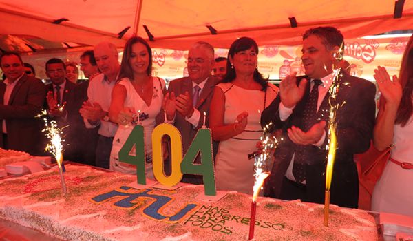 Itu comemora 404 anos de história com corte de bolo gigante