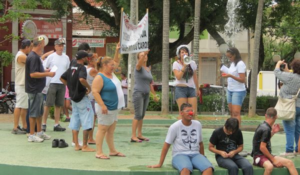 Protesto contra a falta d'água em Itu reúne poucos participantes