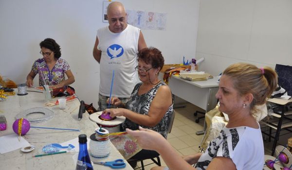 Grupo da Melhor Idade se prepara para o desfile de Carnaval