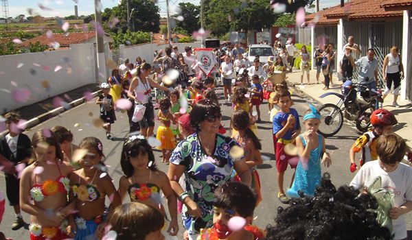 Colégio Monteiro Lobato promove desfile de Carnaval nesta sexta