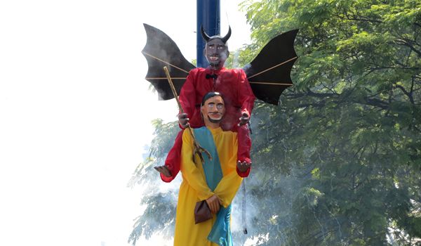 Estouro do Judas reúne milhares na Praça da Matriz em Itu