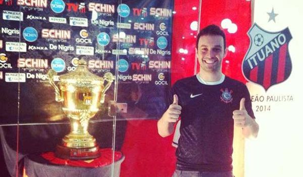 Torcedor "anti-Santos" visita Itu só para tirar foto da taça do Ituano
