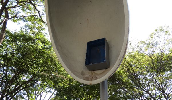 Telefone do orelhão gigante de Itu se desprende e cai