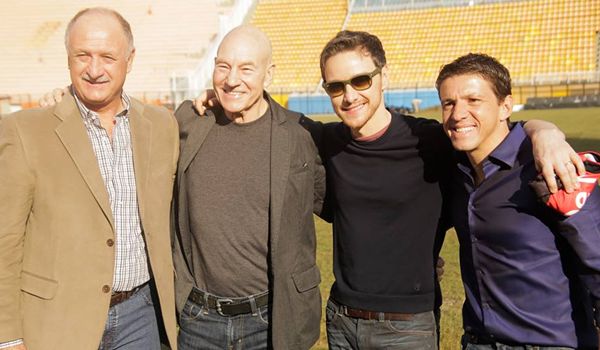 Juninho Paulista presenteia atores de "X-Men" com camisas do Ituano