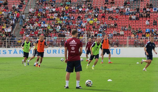 Seleção russa faz treino aberto para a população ituana