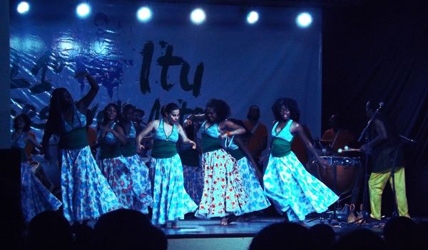 Naná Vasconcelos e Maracatu Leão da Vila fazem show contagiante em Itu